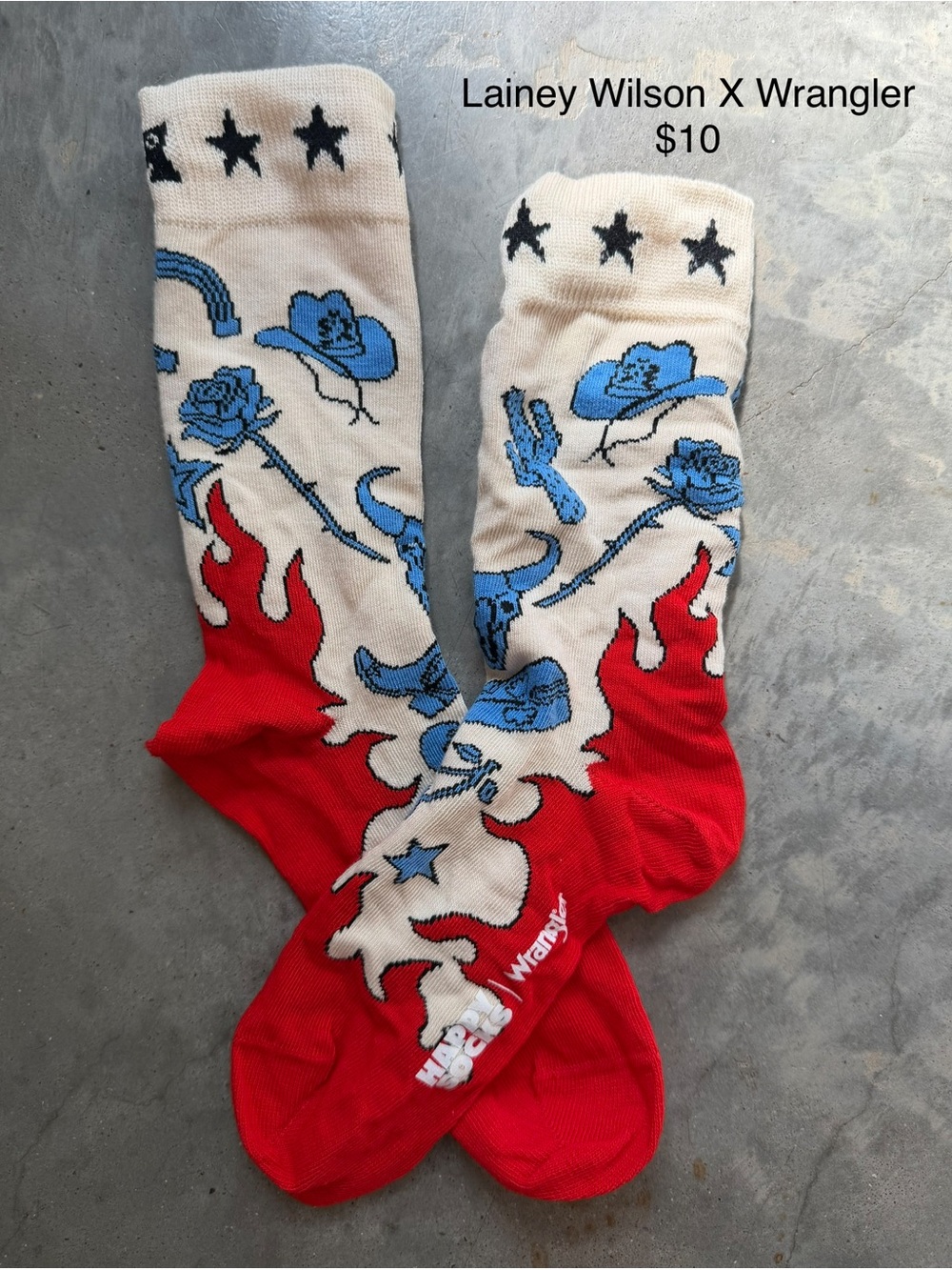 Lainey Wilson x Wrangler Men’s Red & Cream Cowboy Graphic Socks
